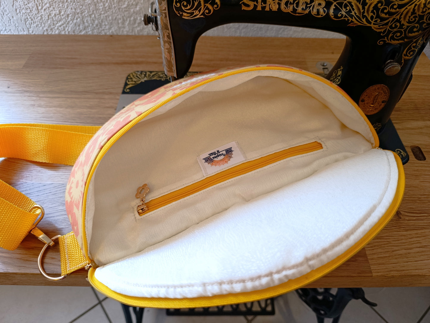 Sac banane La Banane Inspirée motif Marguerites Vitrail, mosaïque de marguerites orange jaune vue intérieure écru avec poche zippée