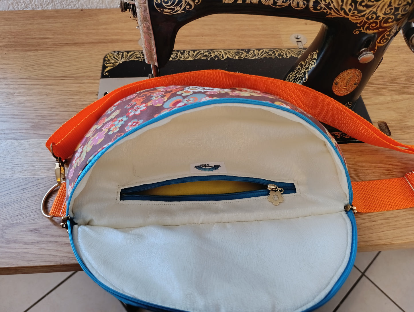 Sac banane La Banane Inspirée motif Flower Power, petites fleurs multicolores vue intérieure avec poche zippée