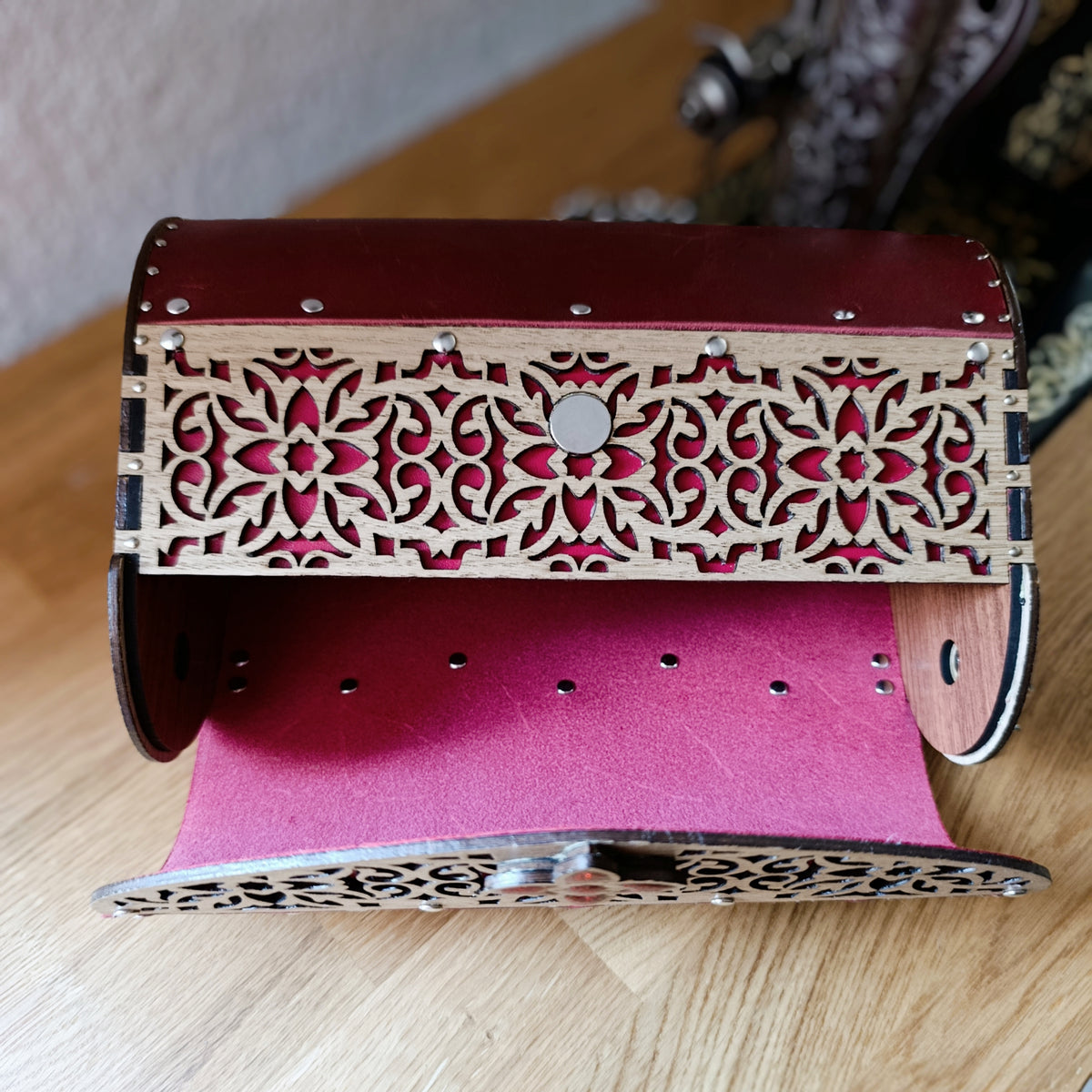 Pochette ouverte montrant la doublure intérieure en cuir rouge