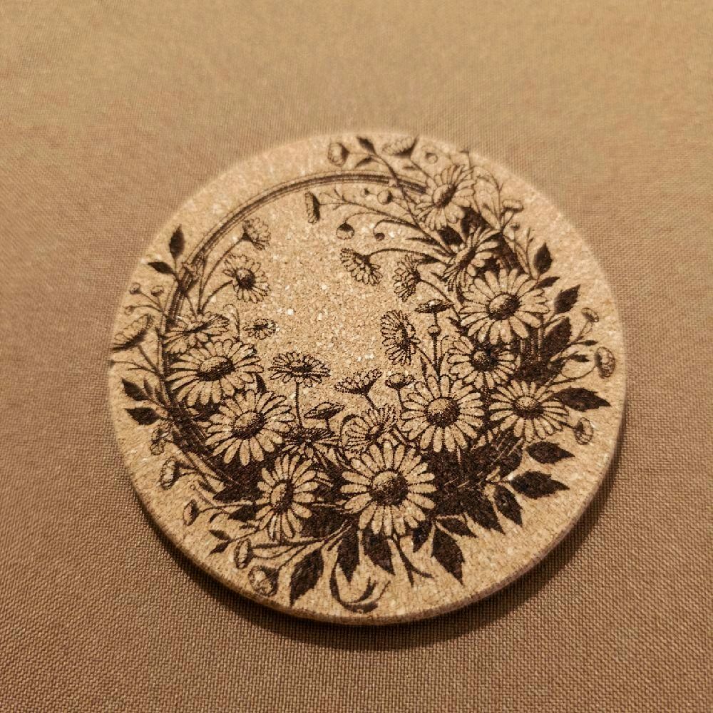 Dessous de verre gravé au laser, motif Paquerettes