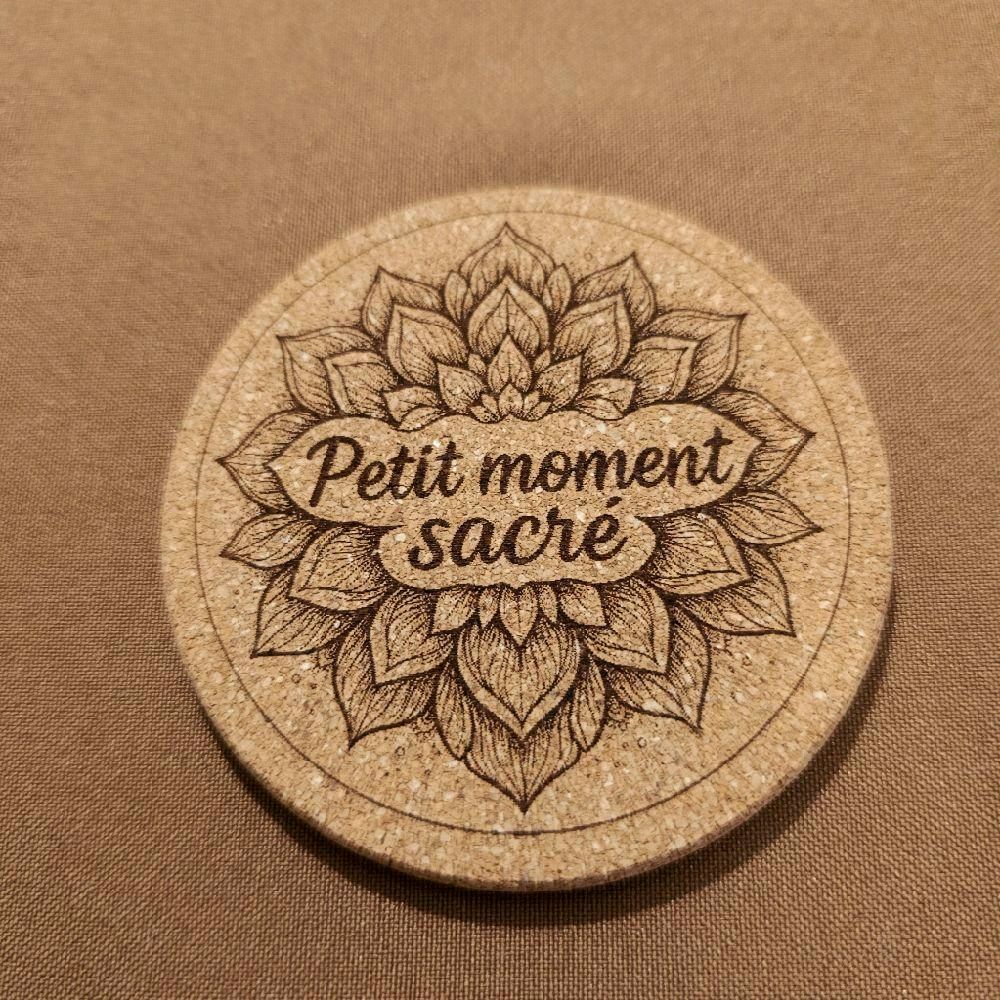 Dessous de verre gravé au laser, motif mandala et inscription Moment sacré 