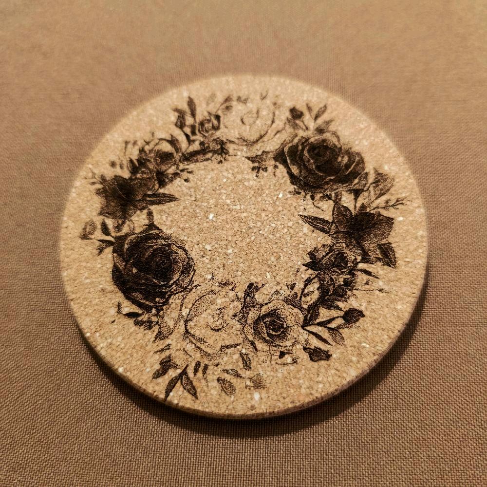 Dessous de verre gravé au laser, motif couronne Roses aquarelles