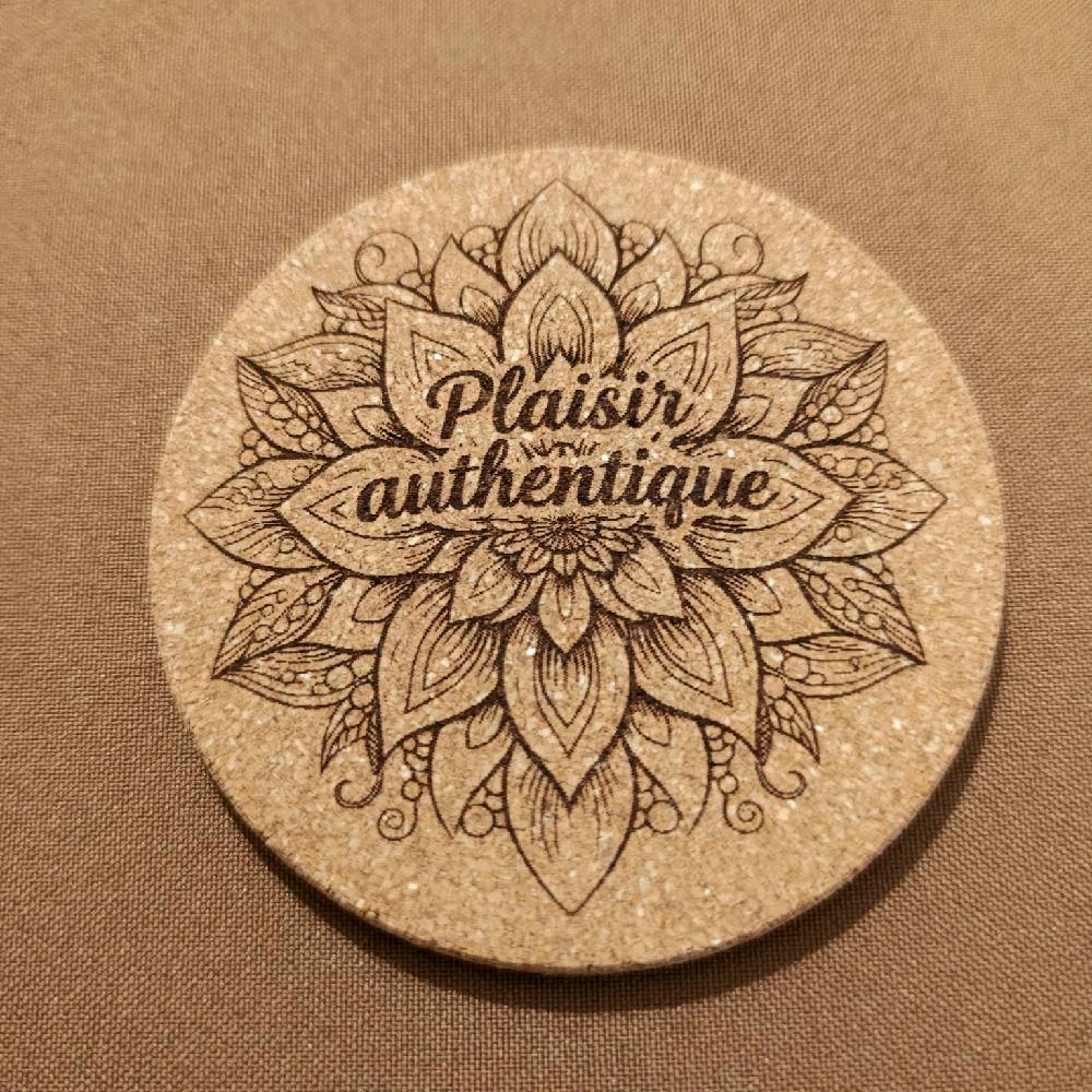 Dessous de verre gravé au laser, motif Mandala inscription Plaisir authentique 