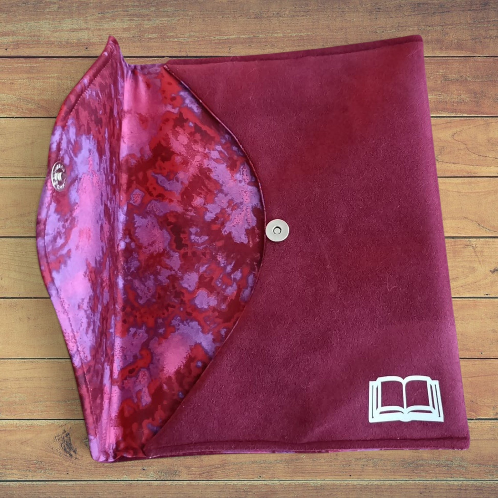 Pochette porte-revues en tissu vue ouverte, avec fermeture aimantée et flex motif simple 