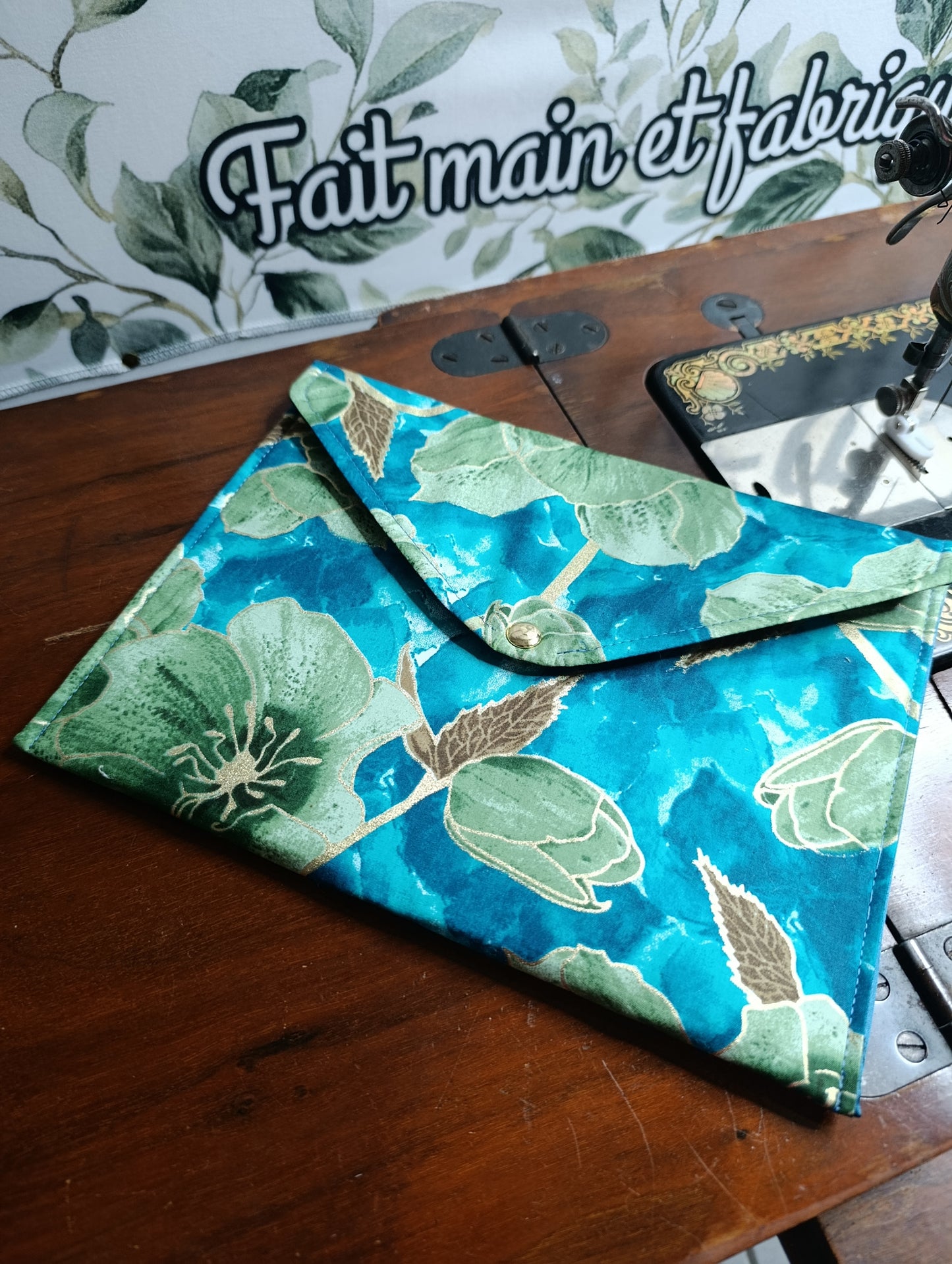 Pochette porte-revues en tissu vue fermée, avec fermeture aimantée
