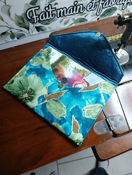 Pochette porte-revues en tissu contenant des magazines, vue d'ensemble, avec fermeture aimantée