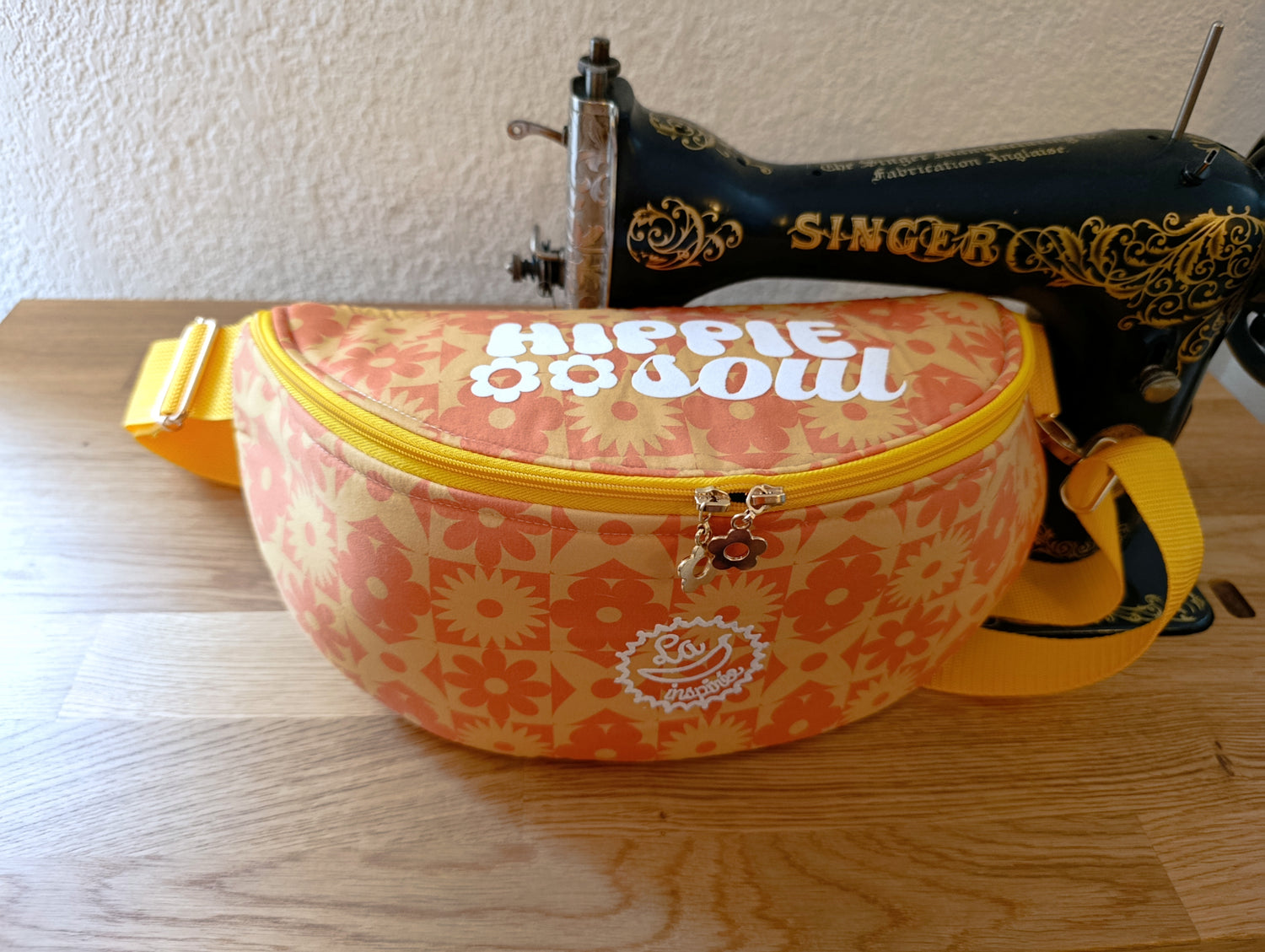 Sac banane La Banane Inspirée motif Marguerites Vitrail, mosaïque de marguerites orange et jaune vue de face