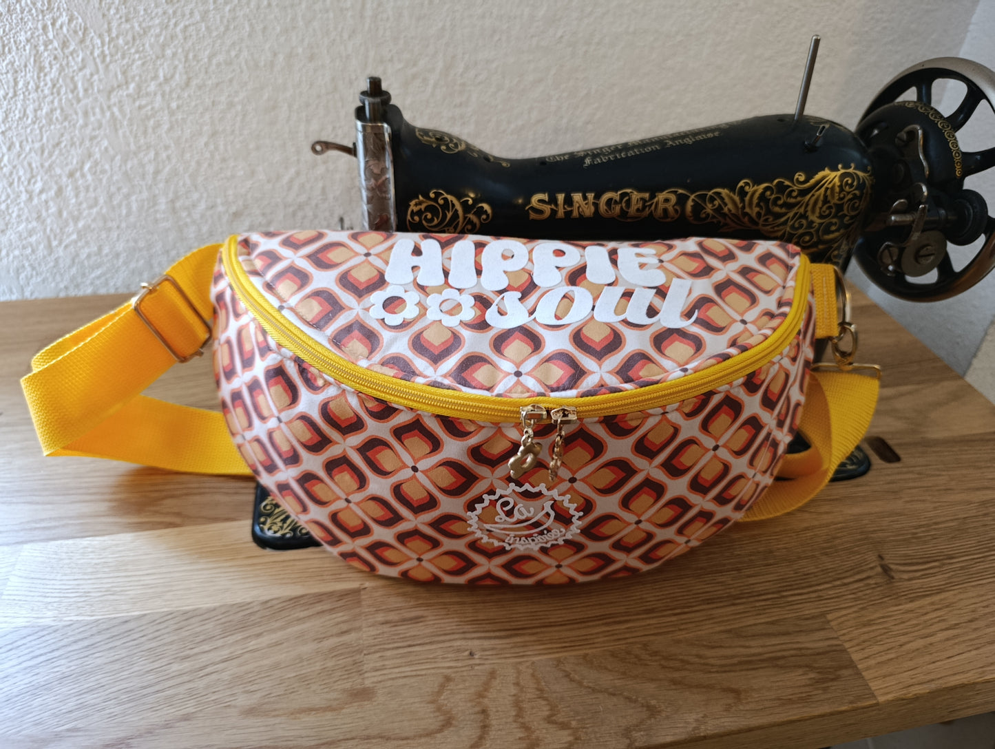Sac banane La Banane Inspirée motif Losanges Boho, losanges géométriques jaune, orange et brun, vue de face
