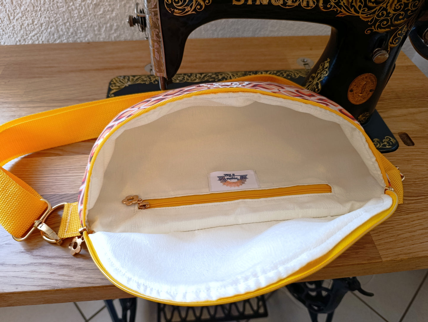 Sac banane La Banane Inspirée motif Losanges Boho, losanges géométriques jaune, orange et brun, vue intérieure écru avec poche zippée 