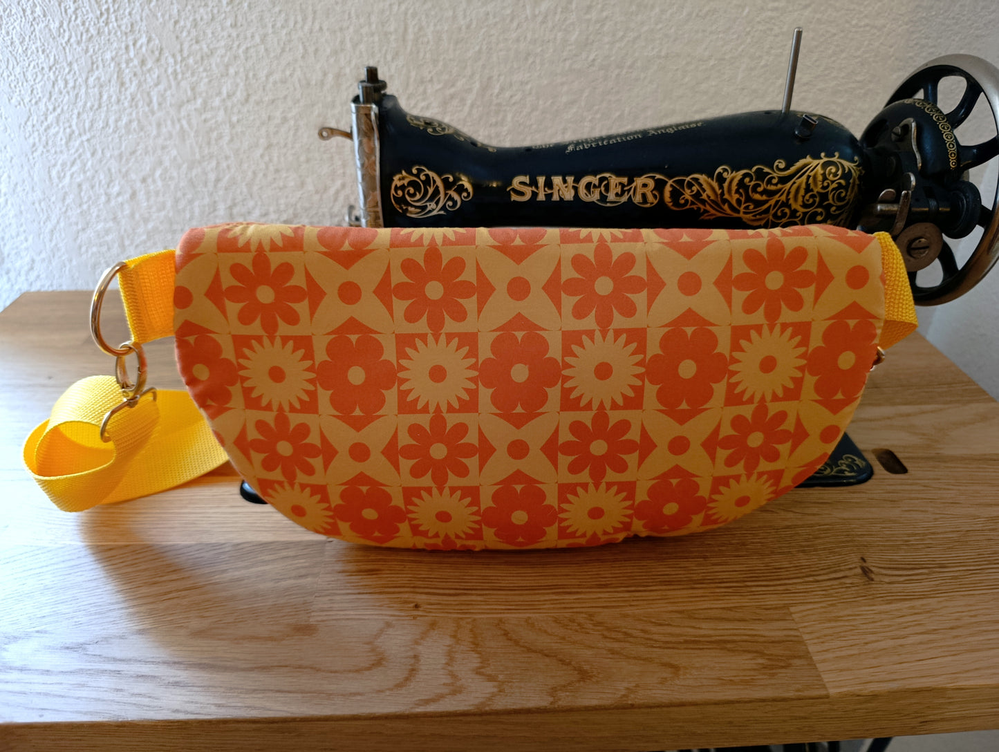 Sac banane La Banane Inspirée motif Marguerites Vitrail, mosaïque de marguerites orange et jaune vue de dos