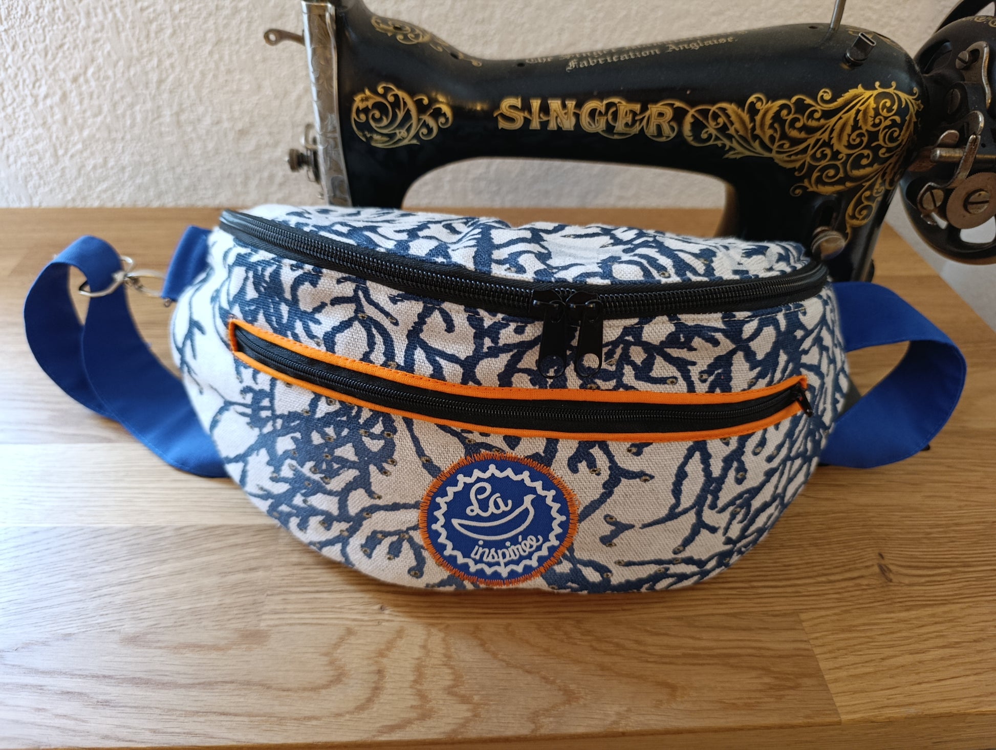 Sac banane La Banane Inspirée motif Corail Sauvage, version marine, corail bleu marine sur fond écru, détails oranges vue de face