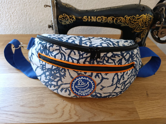 Sac banane La Banane Inspirée motif Corail Sauvage, version marine, corail bleu marine sur fond écru, détails oranges vue de face