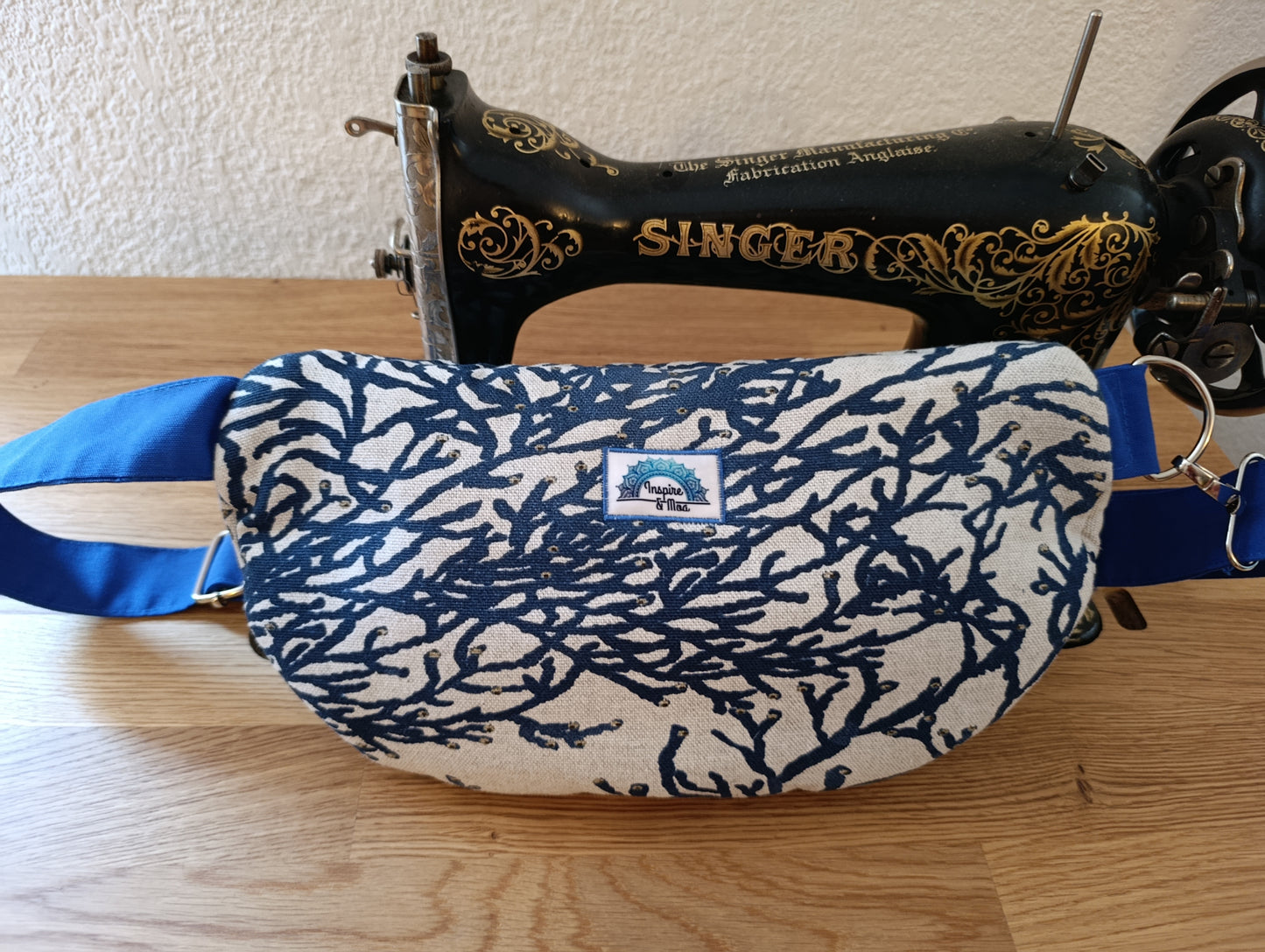 Sac banane La Banane Inspirée motif Corail Sauvage, version marine, corail bleu marine sur fond écru, détails oranges vue de dos