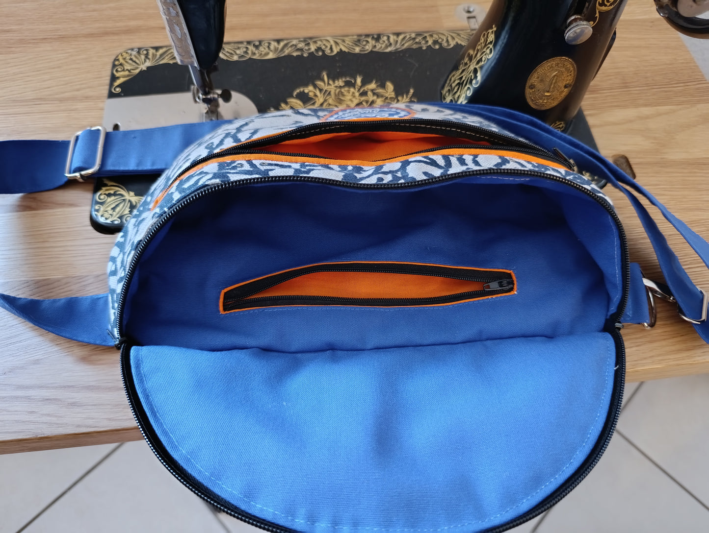 Sac banane La Banane Inspirée motif Corail Sauvage, version marine, corail bleu marine sur fond écru, détails oranges vue intérieure avec poche zippée 