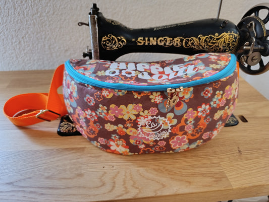 Sac banane La Banane Inspirée motif Flower Power, petites fleurs multicolores vue de face