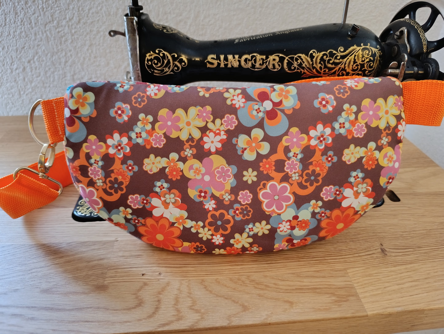 Sac banane La Banane Inspirée motif Flower Power, petites fleurs multicolores vue de dos 