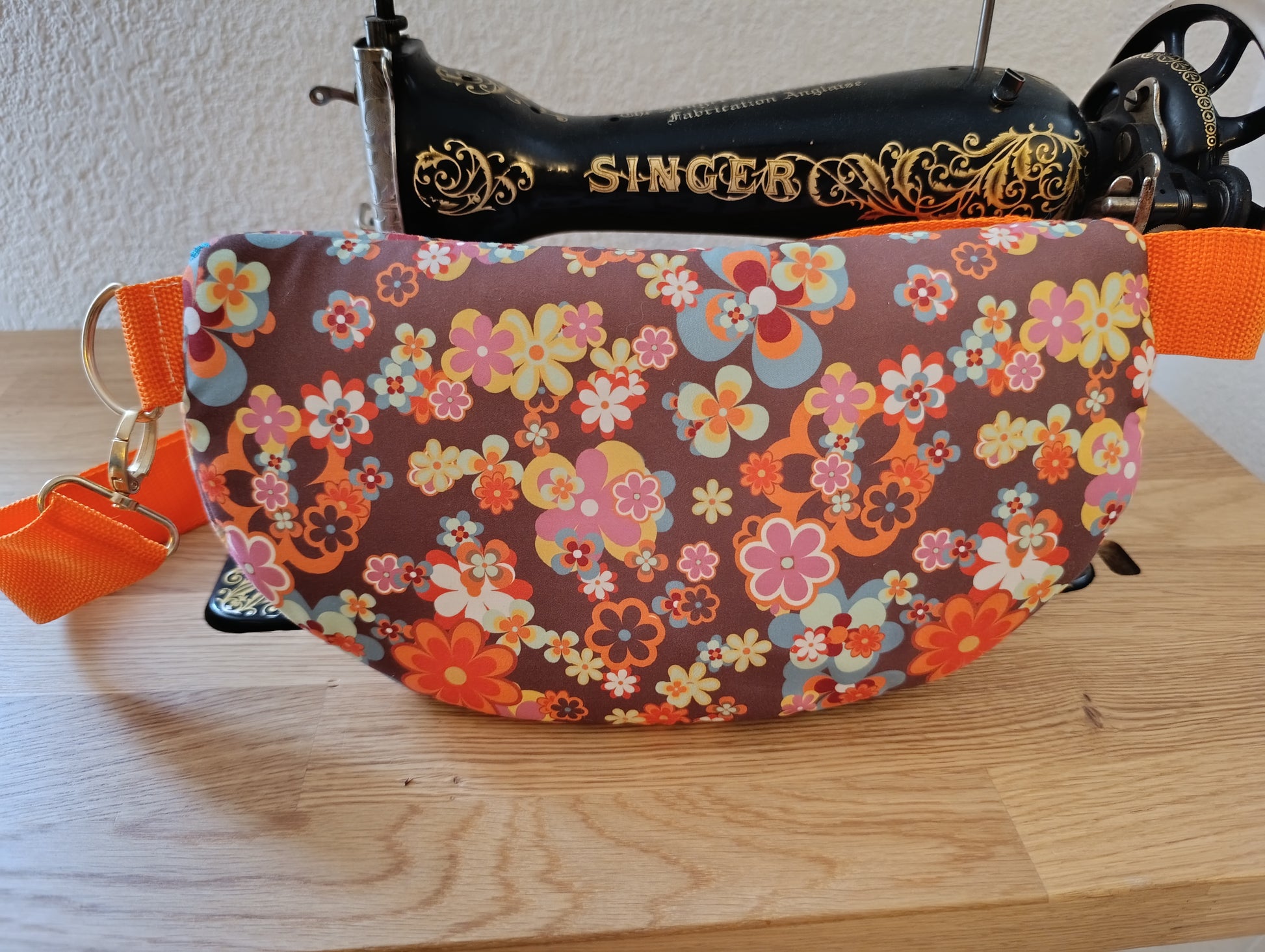 Sac banane La Banane Inspirée motif Flower Power, petites fleurs multicolores vue de dos 
