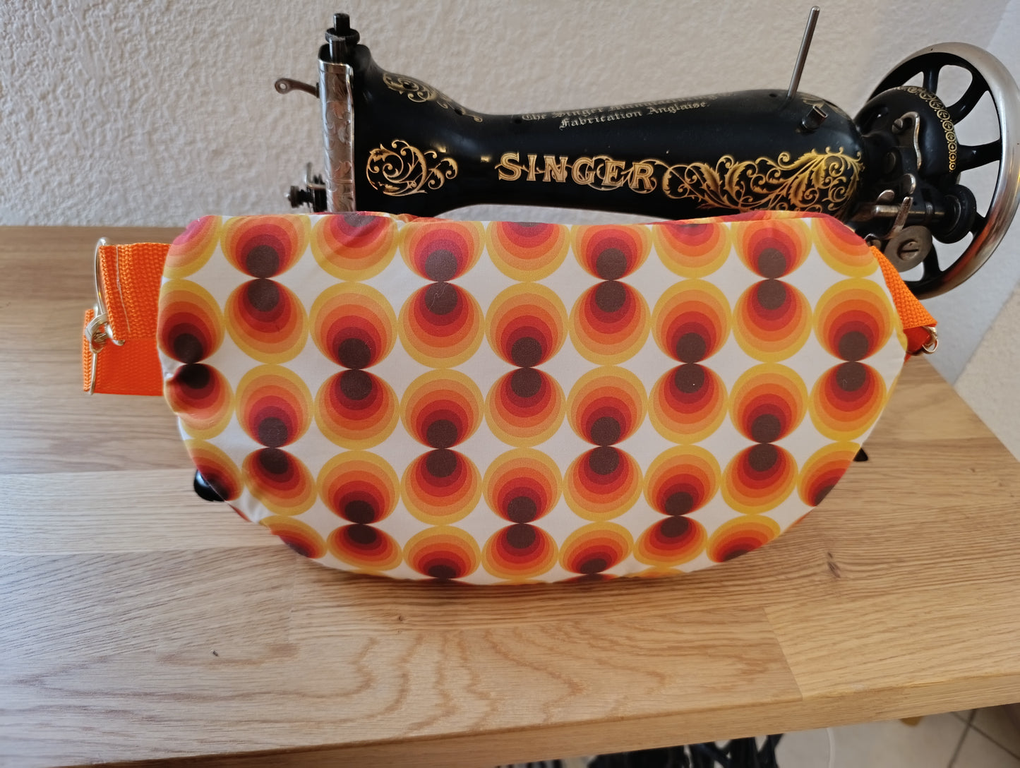 Sac banane La Banane Inspirée motif Pois Soleil, cercles concentriques orange, rouge, brun et noir vue de dos