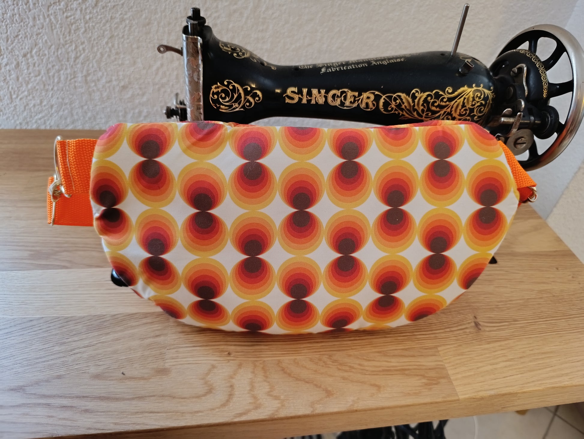 Sac banane La Banane Inspirée motif Pois Soleil, cercles concentriques orange, rouge, brun et noir vue de dos