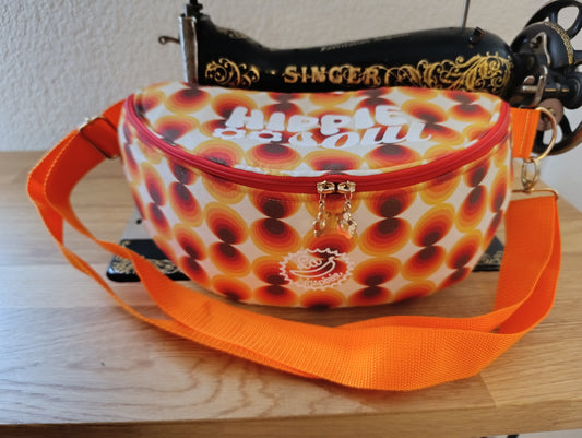 Sac banane La Banane Inspirée motif Pois Soleil, cercles concentriques orange, rouge, brun et noir vue de face