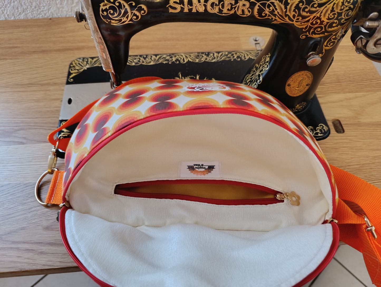 Sac banane La Banane Inspirée motif Pois Soleil, cercles concentriques orange, rouge, brun et noir vue intérieure avec poche zippée 