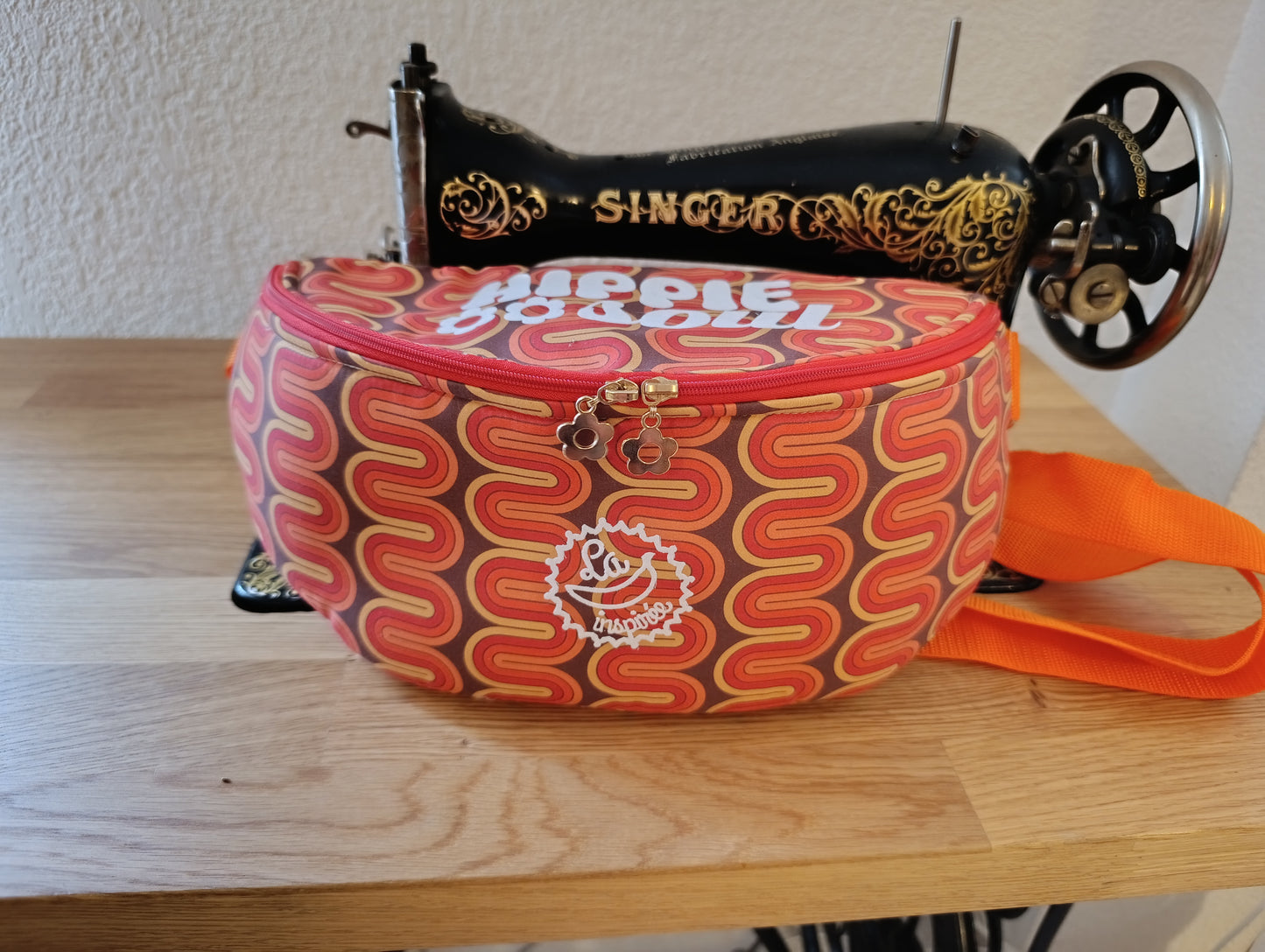 Sac banane La Banane Inspirée motif Vagues Rétro, vagues ondulées brun orange corail et jaune vue de face