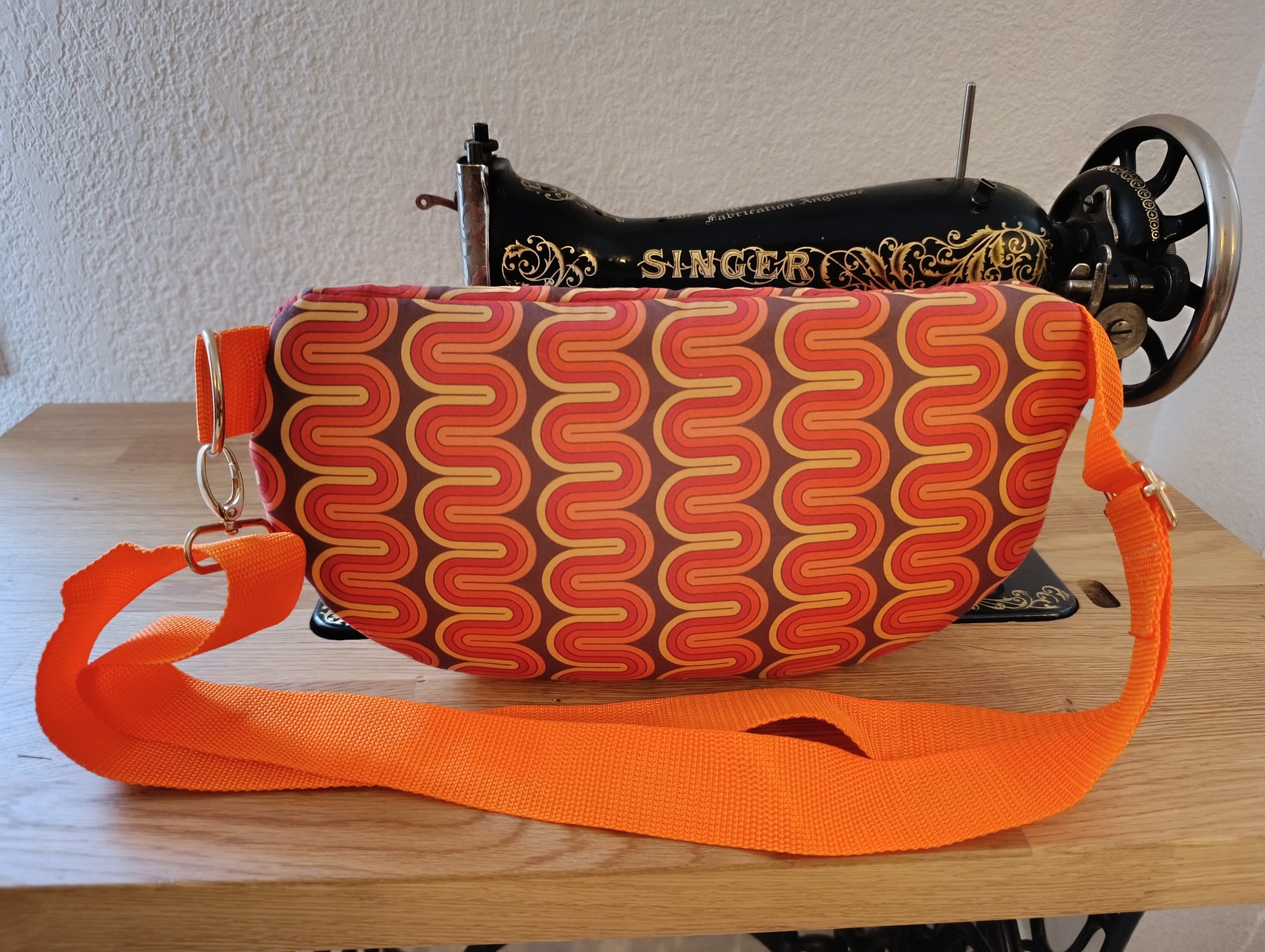 Sac banane La Banane Inspirée motif Vagues Rétro, vagues ondulées brun orange corail et jaune vue de dos