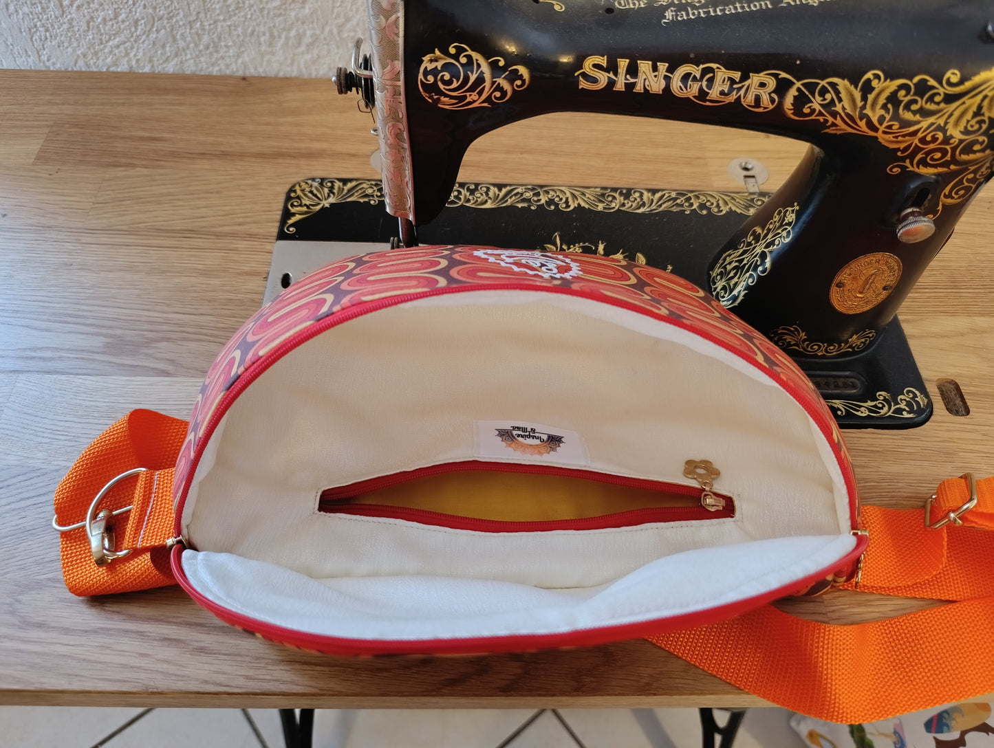 Sac banane La Banane Inspirée motif Vagues Rétro, vagues ondulées brun orange corail et jaune vue intérieure avec poche zippée 