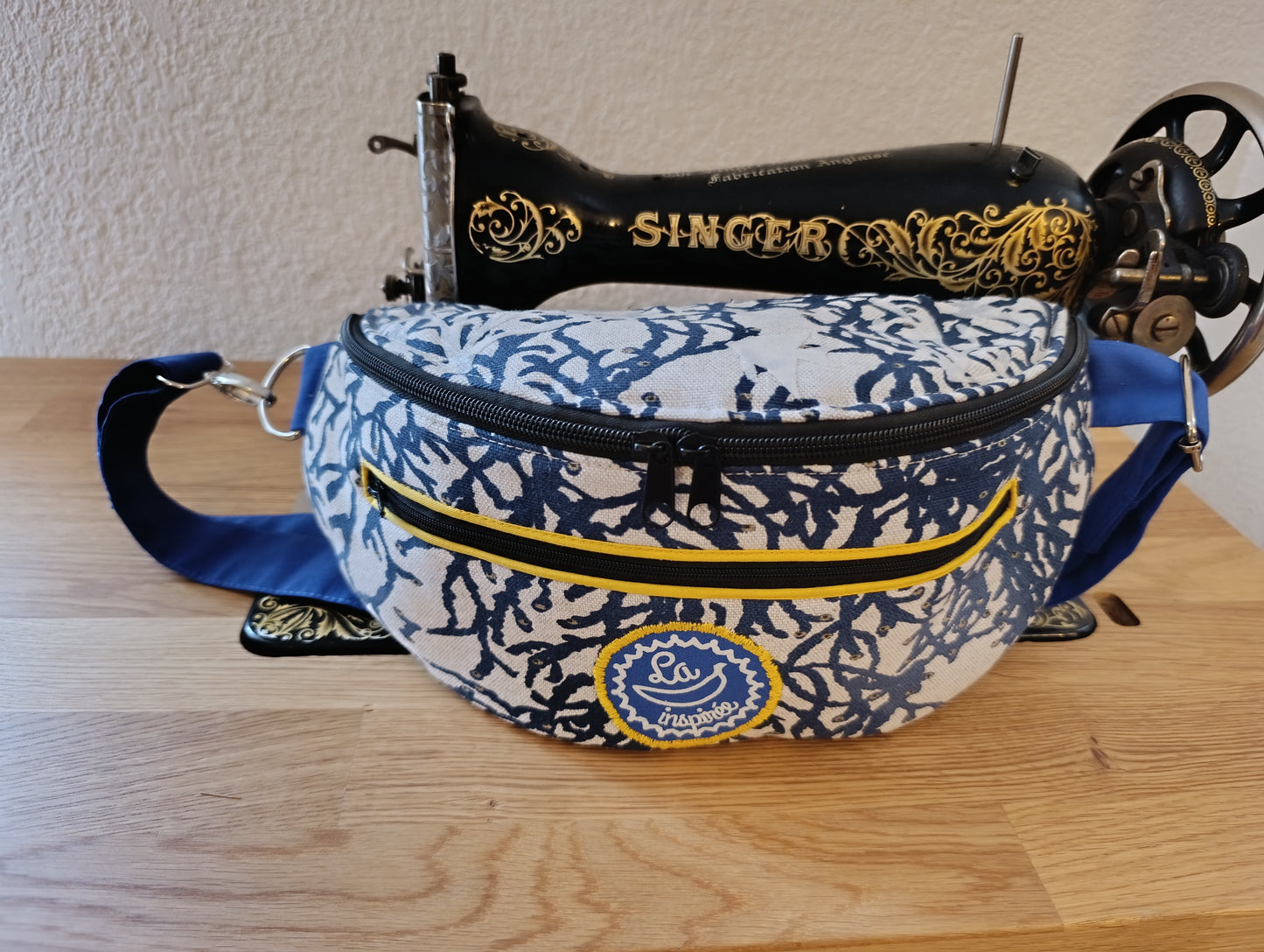 Sac banane La Banane Inspirée motif Corail Solaire, version marine, corail bleu marine sur fond écru, détails jaunes vue de face