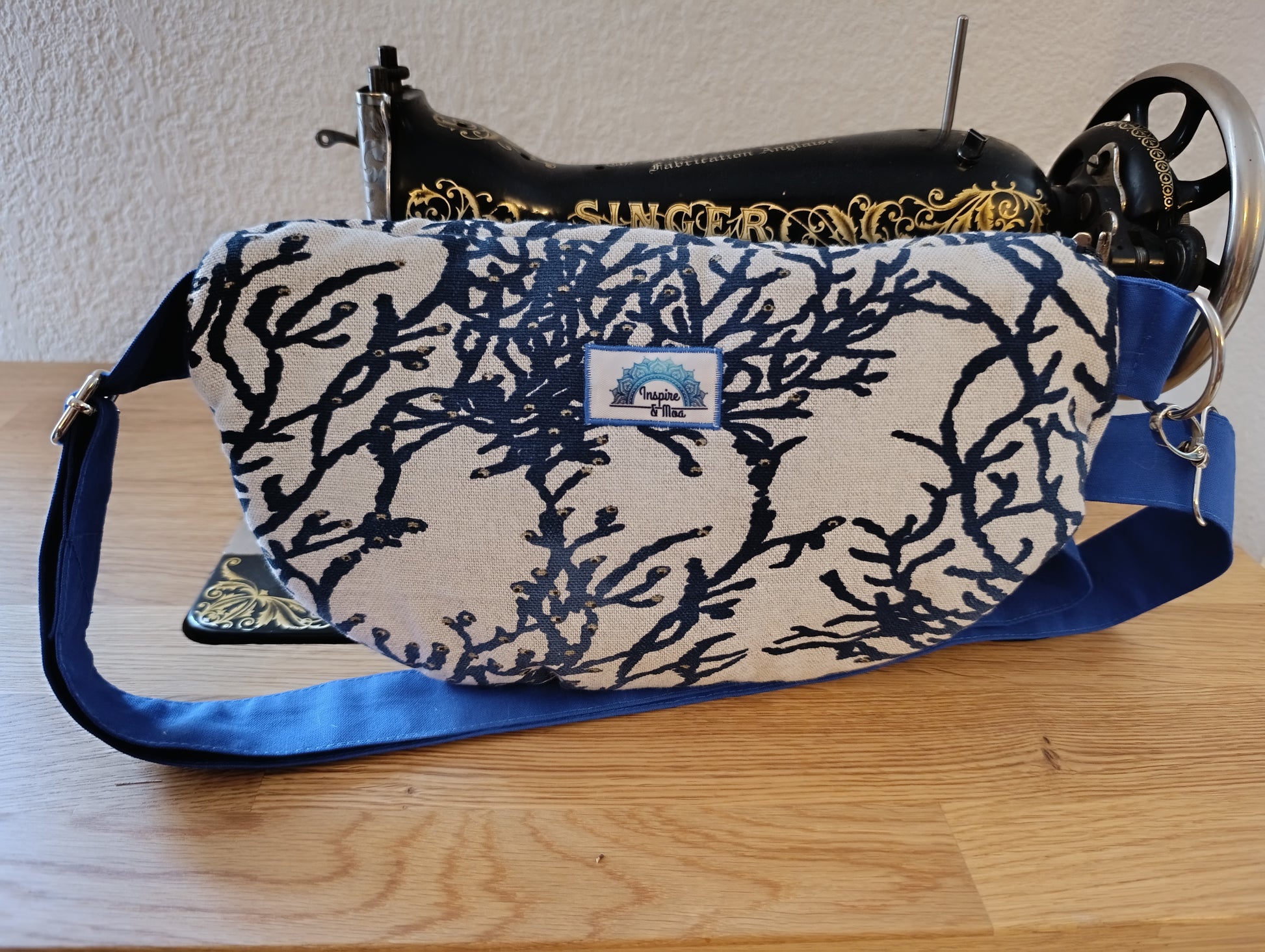 Sac banane La Banane Inspirée motif Corail Solaire, version marine, corail bleu marine sur fond écru, détails jaunes vue de dos
