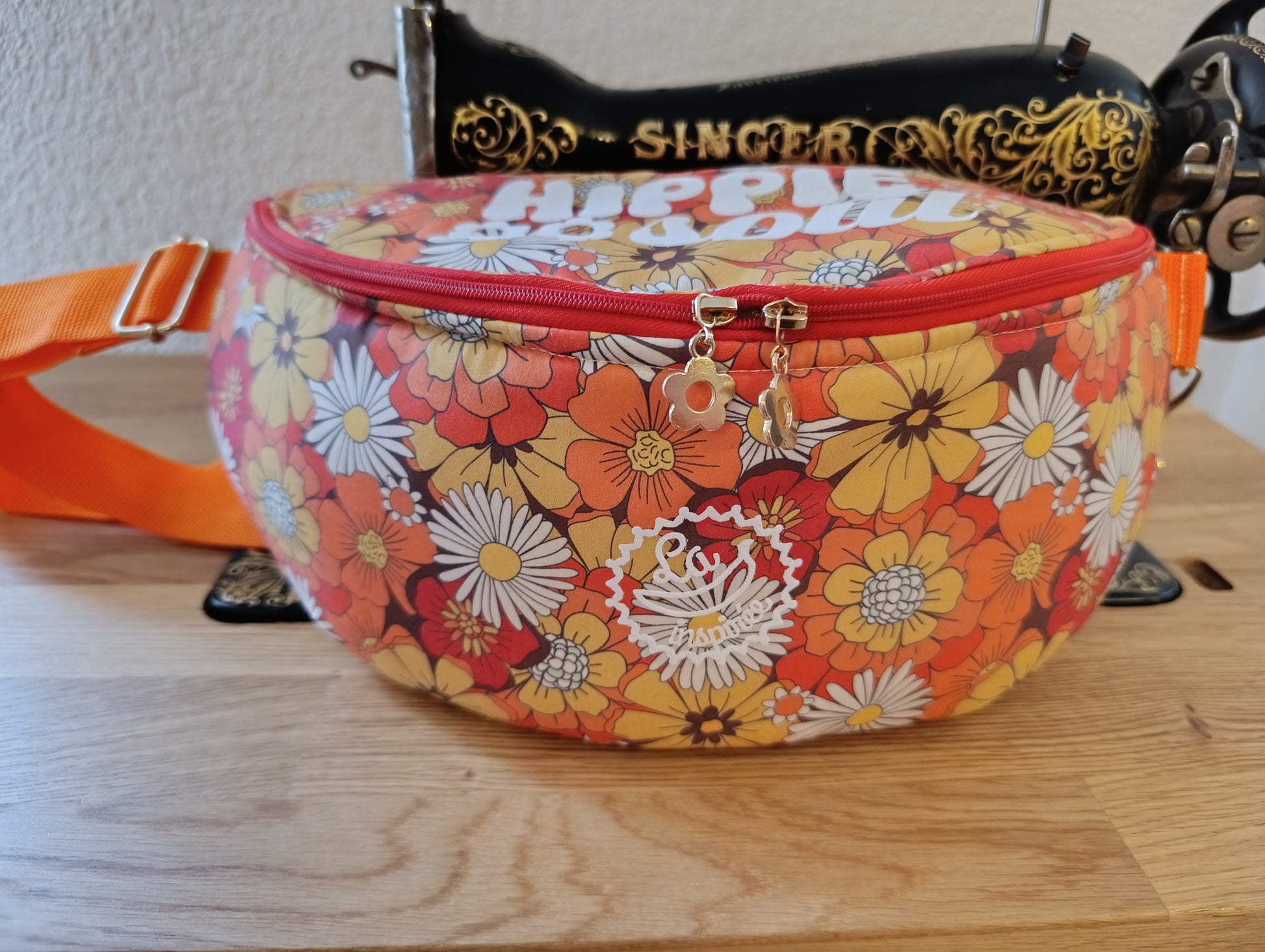 Sac banane La Banane Inspirée motif Hippie Doudou, marguerites façon flower power vue de face 