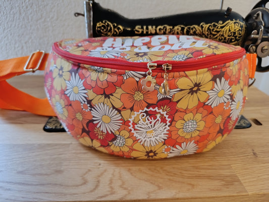 Sac banane La Banane Inspirée motif Hippie Doudou, marguerites façon flower power vue de face 