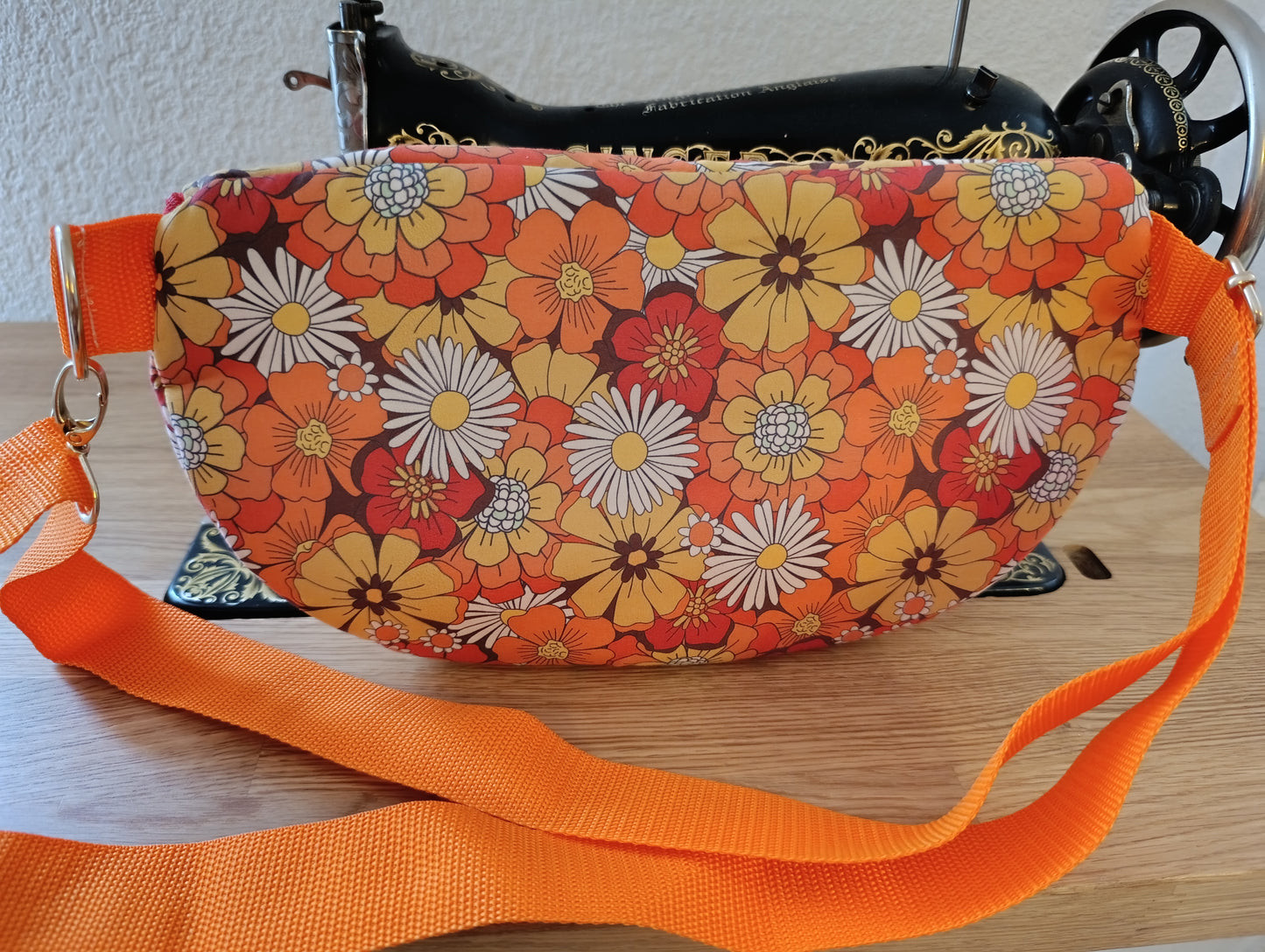 Sac banane La Banane Inspirée motif Hippie Doudou, marguerites façon flower power vue de dos 