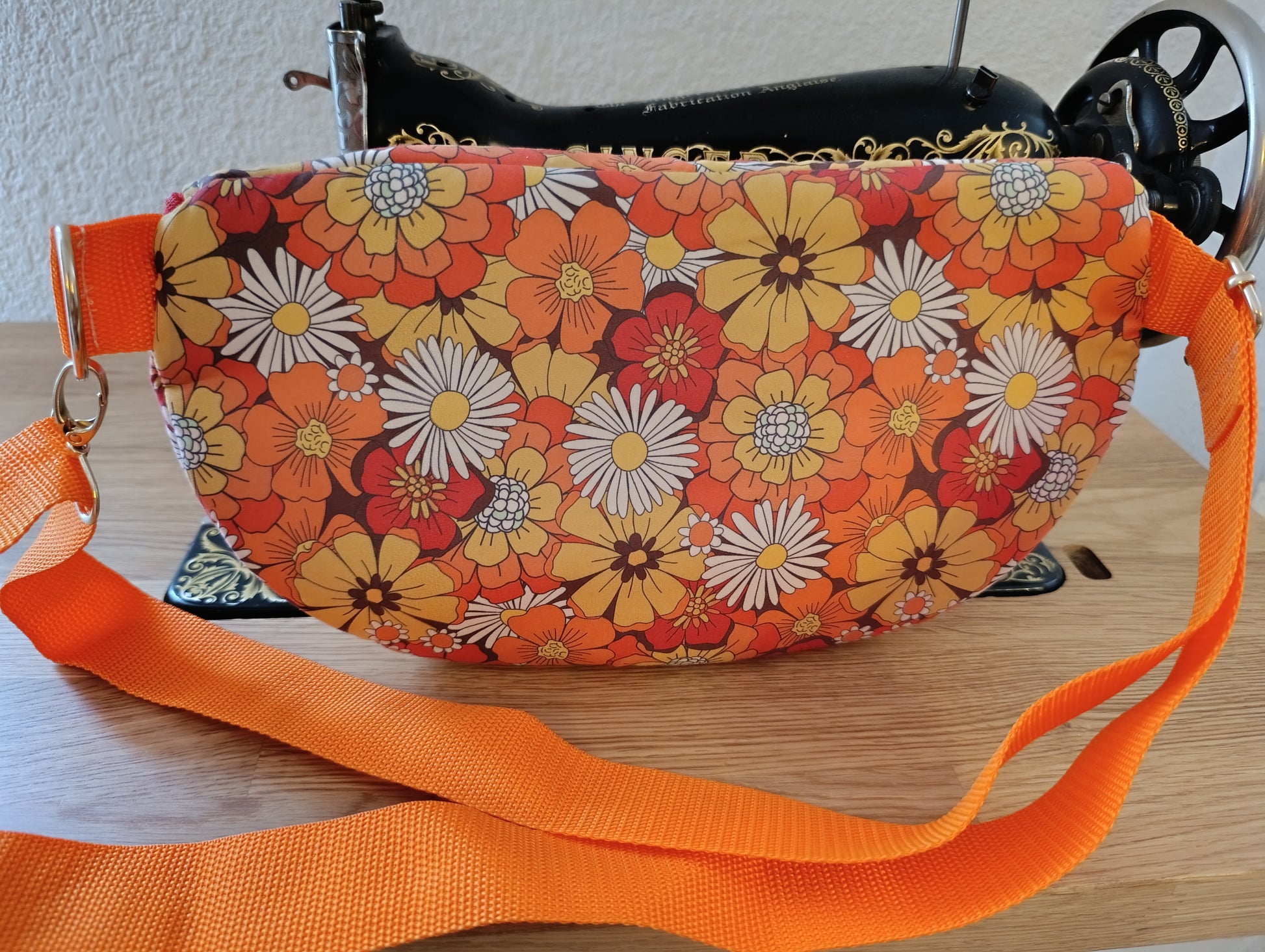 Sac banane La Banane Inspirée motif Hippie Doudou, marguerites façon flower power vue de dos 