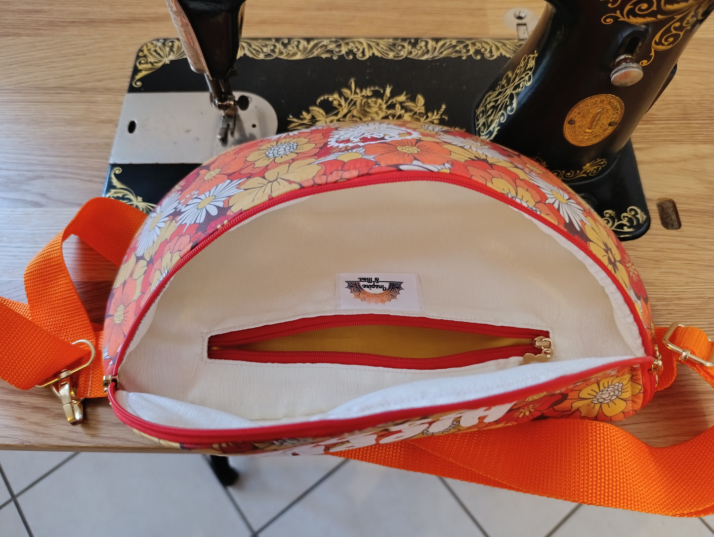 Sac banane La Banane Inspirée motif Hippie Doudou, marguerites façon flower power vue intérieure avec poche zippée 
