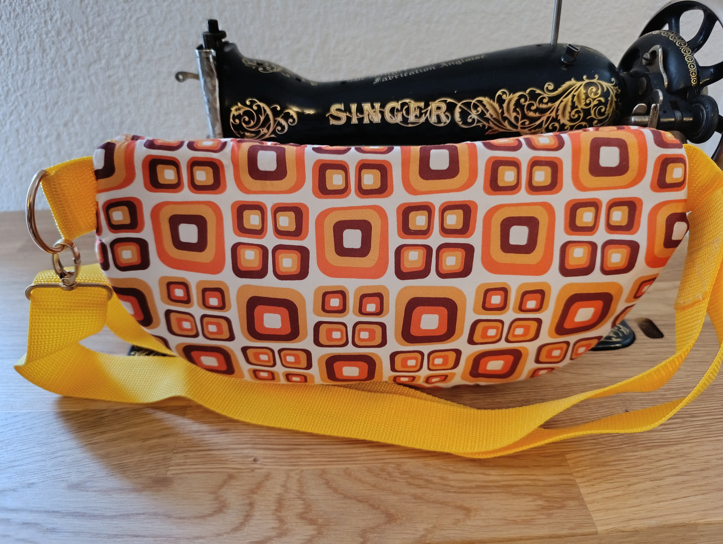 Sac banane La Banane Inspirée motif Ambre Seventies, carrés ambre orange et brun sur fond blanc vue de dos