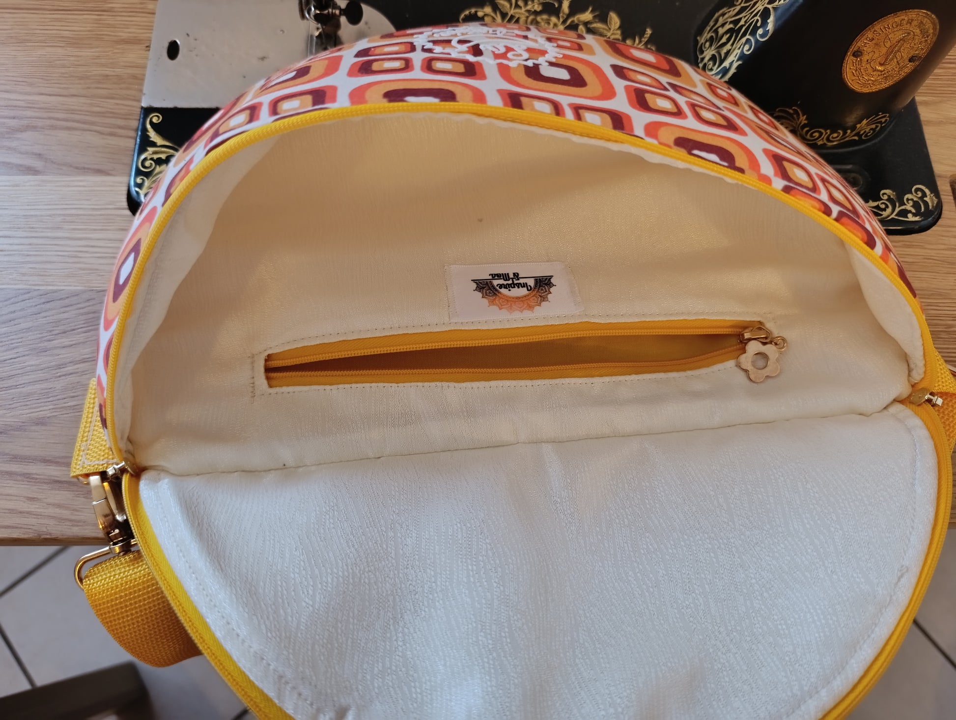 Sac banane La Banane Inspirée motif Ambre Seventies, carrés ambre orange et brun sur fond blanc vue intérieure avec poche zippée 